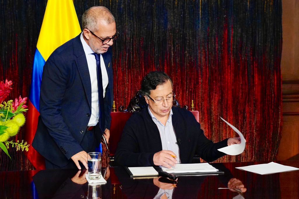 pastorsaade's tweet photo. Por siempre hermano.
Esto apenas comienza @petrogustavo 
Levántate Colombia https://t.co/FMgB76NESR