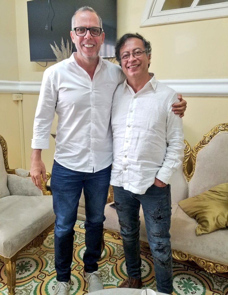 pastorsaade's tweet photo. Por siempre hermano.
Esto apenas comienza @petrogustavo 
Levántate Colombia https://t.co/FMgB76NESR