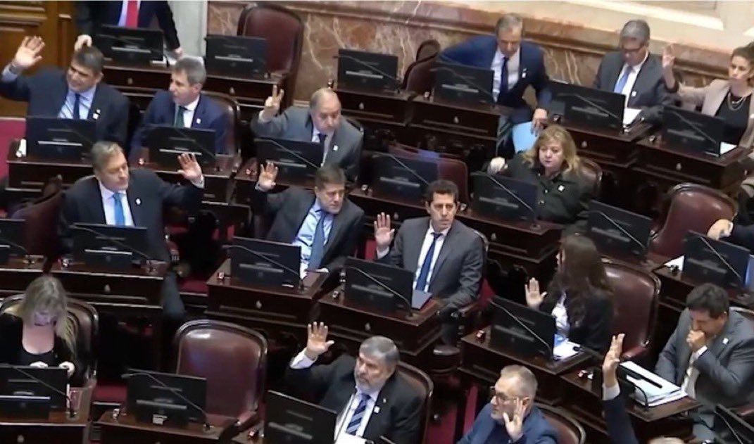 GordoDan_'s tweet photo. LOS KUKITAS LEVANTANDO LA MANO PARA QUE SU PROPIA COMPAÑERA NO PUEDA VOTAR A DISTANCIA AJAJAJAJAJAJAJJAJAJ

CINEMA 🚬 https://t.co/L2HWSrCnjA