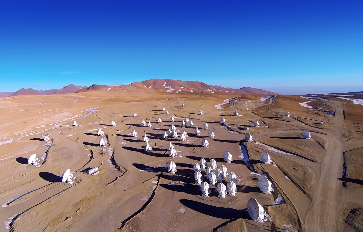 ALMAObs_esp's tweet photo. 📡ALMA tiene 66 antenas: cincuenta y cuatro de 12 metros de diámetro y doce de 7 metros de diámetro. El radiotelescopio combina las señales provenientes de cada una, funcionando como un interferómetro, es decir, un único telescopio gigante del tamaño del conjunto entero.
📡📡📡📡 https://t.co/664rMejEPw
