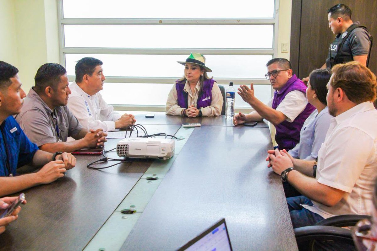 AlcaldiadeDaule's tweet photo. 🌧️ Trabajamos junto a la Secretaría de Gestión de Riesgos en acciones preventivas ante el fenómeno de El Niño, fortaleciendo la preparación de Daule para proteger a nuestras familias. 
#DauleSeguro #DauleSePrepara #GestiónDeRiesgos https://t.co/MGWck3XLU0