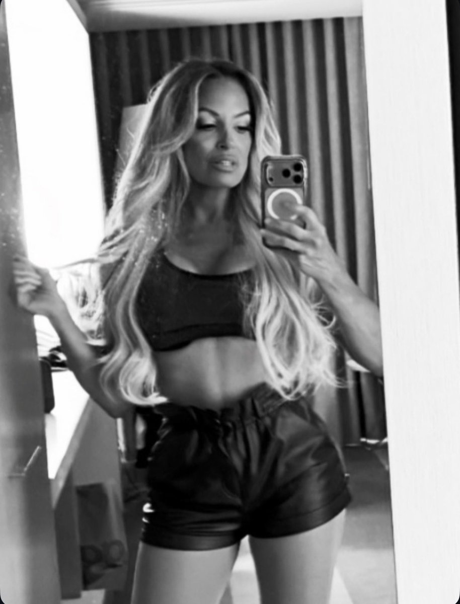 trishstratuscom's tweet photo. peak glam. ✨🖤 https://t.co/GtxQykN8xV