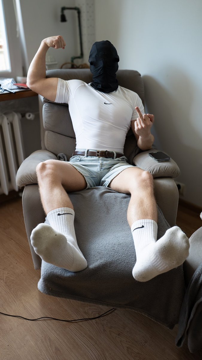 AlphaArturro's tweet photo. Na kolana i generuj kod przed swoim zajebistym Panem 

Findom Feet Master https://t.co/RuKy1oQ3Rn