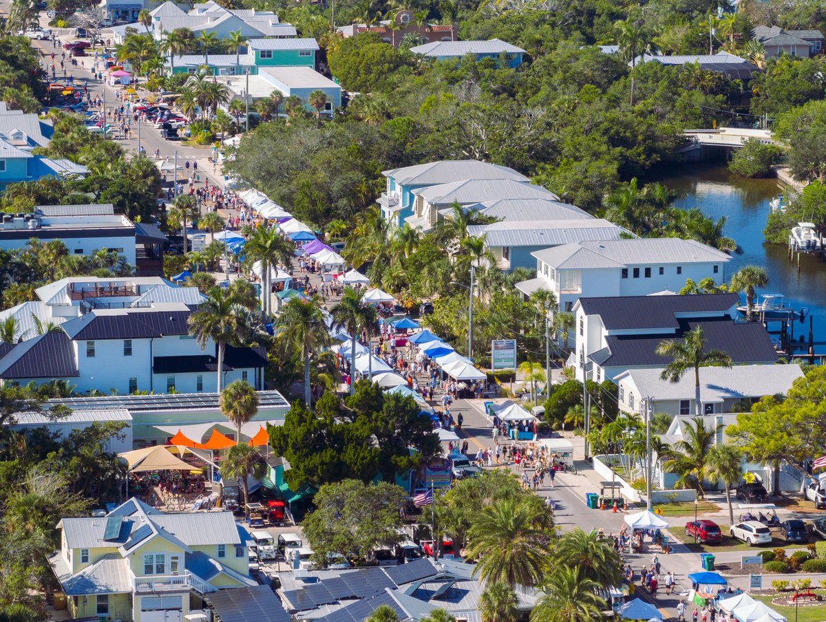 VisitBradenton's tweet photo. ☀️ No matter when you visit, there's something to look forward to.

Signature events are just around the corner, and our calendar is always filled with live music, festivals and more.

Start planning your next Bradenton Area adventure 👉 https://t.co/kGwEUbRsvC https://t.co/KuR2fiiy0I
