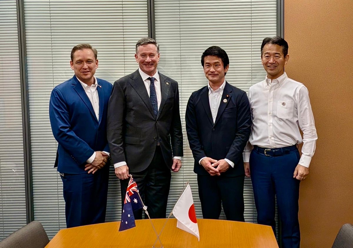 AusAmbJPN's tweet photo. 中道改革連合の小川淳也代表と岡本���成政務調査会長兼国際局長にお会いできたことを嬉しく思います。重要鉱物、エネルギー安全保障、人工知能（AI）、防衛、そしてイン情報・インテリジェンス分野における日豪協力について意見交換を行いました。共通の利益と価値観を有し、互いに補完し合う経済を持つオーストラリアと日本は、より緊密に協力することで、さらに強く、より強靭な関係を築くことができます。

Pleased to meet Junya Ogawa, President of the Centrist Reform Alliance, and Mitsunari Okamoto, Chair of the Policy Research Committee and head of the party’s International Bureau. We discussed Australia-Japan cooperation on critical minerals, energy security, AI, defence and intelligence. With aligned interests, shared values and complementary economies, Australia and Japan are stronger and more resilient the more closely we work together. 
🇦🇺🤝🇯🇵����