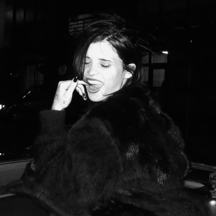 _numberonegiirl's tweet photo. birthday girl 🖤 https://t.co/SMTuZ0Jv8c