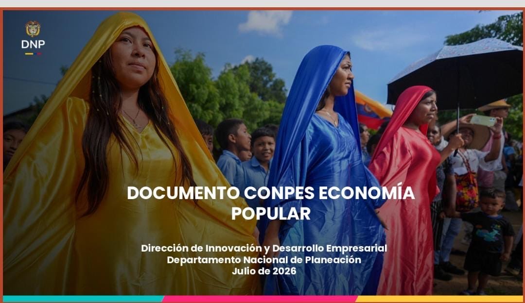 TataZambranos's tweet photo. ¡Hasta el último minuto CUMPLIÉNDOLE A COLOMBIA! 🇨🇴

Fue aprobado el CONPES de Economía Popular, una política pública para reconocer, fortalecer y dignificar a quienes sostienen buena parte de la economía cotidiana: vendedores informales, recicladores, micronegocios barriales, artesanas, trabajadores por cuenta propia, organizaciones comunitarias, cuidadoras, pequeños productores y oficios urbanos y rurales.

La Economía Popular genera ingresos, sostiene hogares, abastece territorios, preserva saberes y fortalece comunidad.

Este CONPES permite pasar del reconocimiento a la acción.

Con una hoja de ruta 2026–2036, 54 acciones y un presupuesto indicativo estimado de 1,5 billones de pesos, el Estado contará con instrumentos para fortalecer capacidades institucionales, productividad, formación, inclusión laboral, acceso a mercados, protección social, seguridad y bienestar psicosocial.

Un último acto del gobierno del presidente @petrogustavo por reivindicar la Economía Popular y con ello reconocer que el desarrollo también se construye desde los barrios, las plazas, las veredas y el trabajo cotidiano de quienes nunca han dejado de mover a Colombia. 

¡Por la vida y la gente siempre, siempre y siempre! ✊🏽🇨🇴