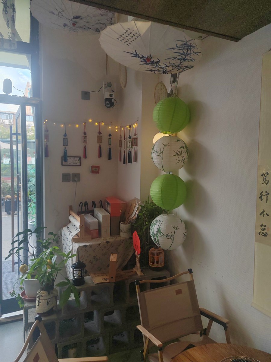 October13132851's tweet photo. 搬完家发现阳台种的小番茄结了红果子，原来用心经营小空间，就能收获细碎的甜呀～， https://t.co/H8zaf69VqO