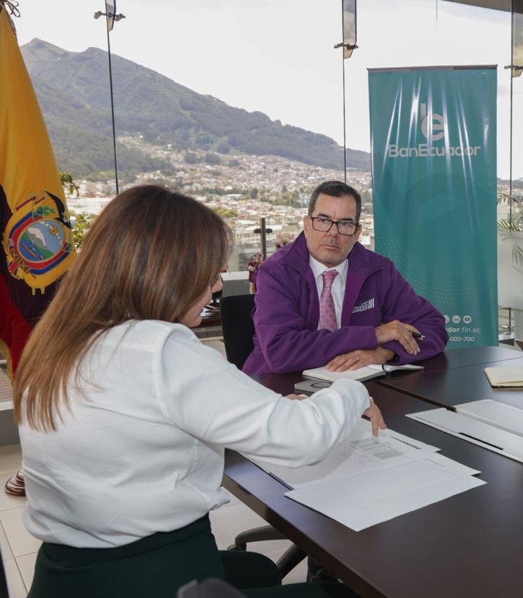 BanEcuadorBP's tweet photo. ¡La prevención es clave! @eduardopenah, presidente del Directorio @BanEcuadorBP, se reunió con @SarihaMoya, ministra de Desarrollo Económico y Productivo, y Raquel Solís, viceministra de @AgriculturaEc, para coordinar acciones y definir hoja de ruta frente al fenómeno de El Niño. https://t.co/1gIjiG2hkc