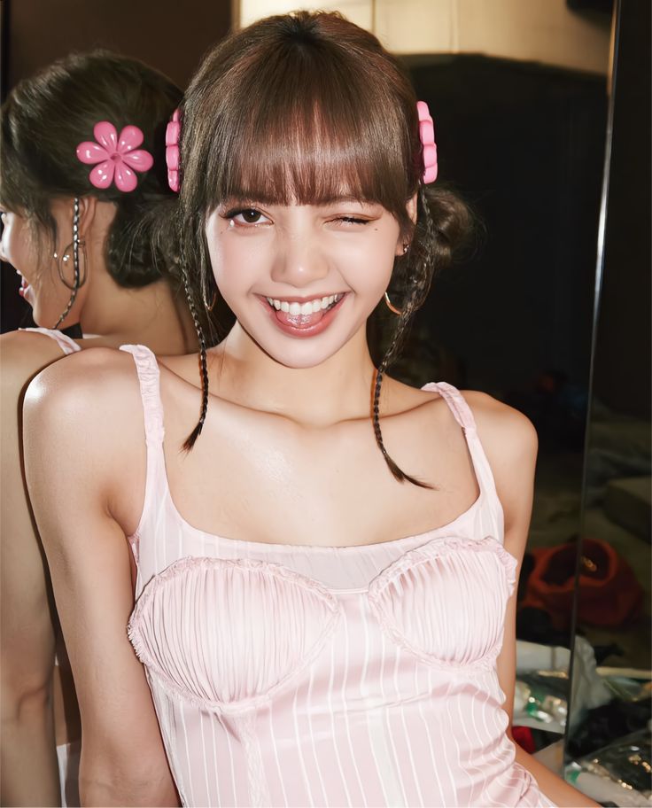 lalisaorbit's tweet photo. pov : lisa in pink >>>> https://t.co/HWte4tq6rn