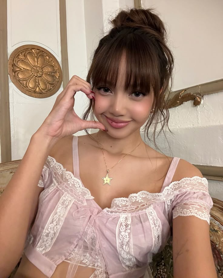 lalisaorbit's tweet photo. pov : lisa in pink >>>> https://t.co/HWte4tq6rn
