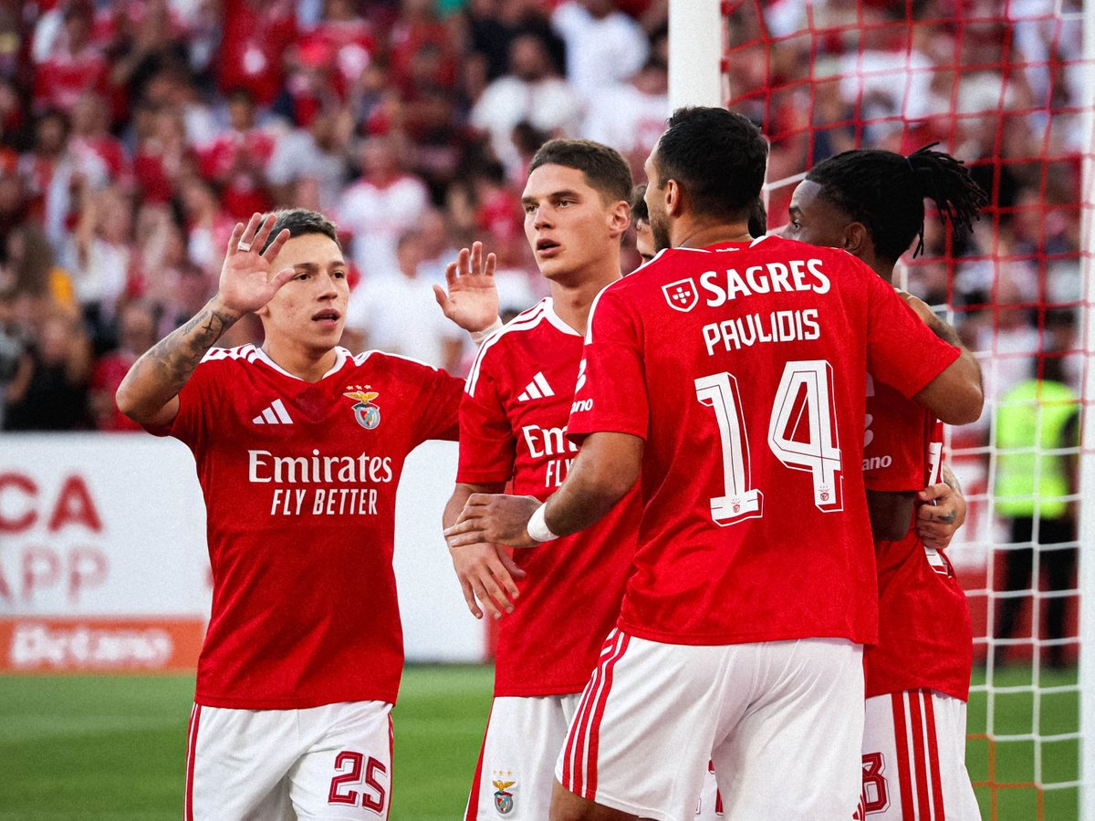 SLBenfica's tweet photo. De vermelho e branco. 🔴⚪

O Manto Sagrado 2026/27 disponível em https://t.co/TKr9KNY8bA https://t.co/cb4CovhPVJ