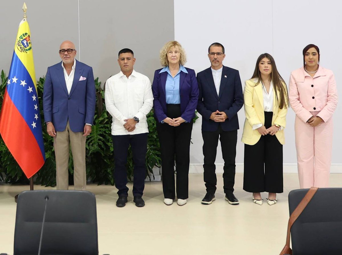 jaarreaza's tweet photo. Nueva fase de Diálogo, entre venezolan@s. Entendimientos y encuentros para atender los problemas y asuntos prioritarios del pueblo. 

La prosperidad de Venezuela es nuestra gran coincidencia. https://t.co/l5xmcFuuB7