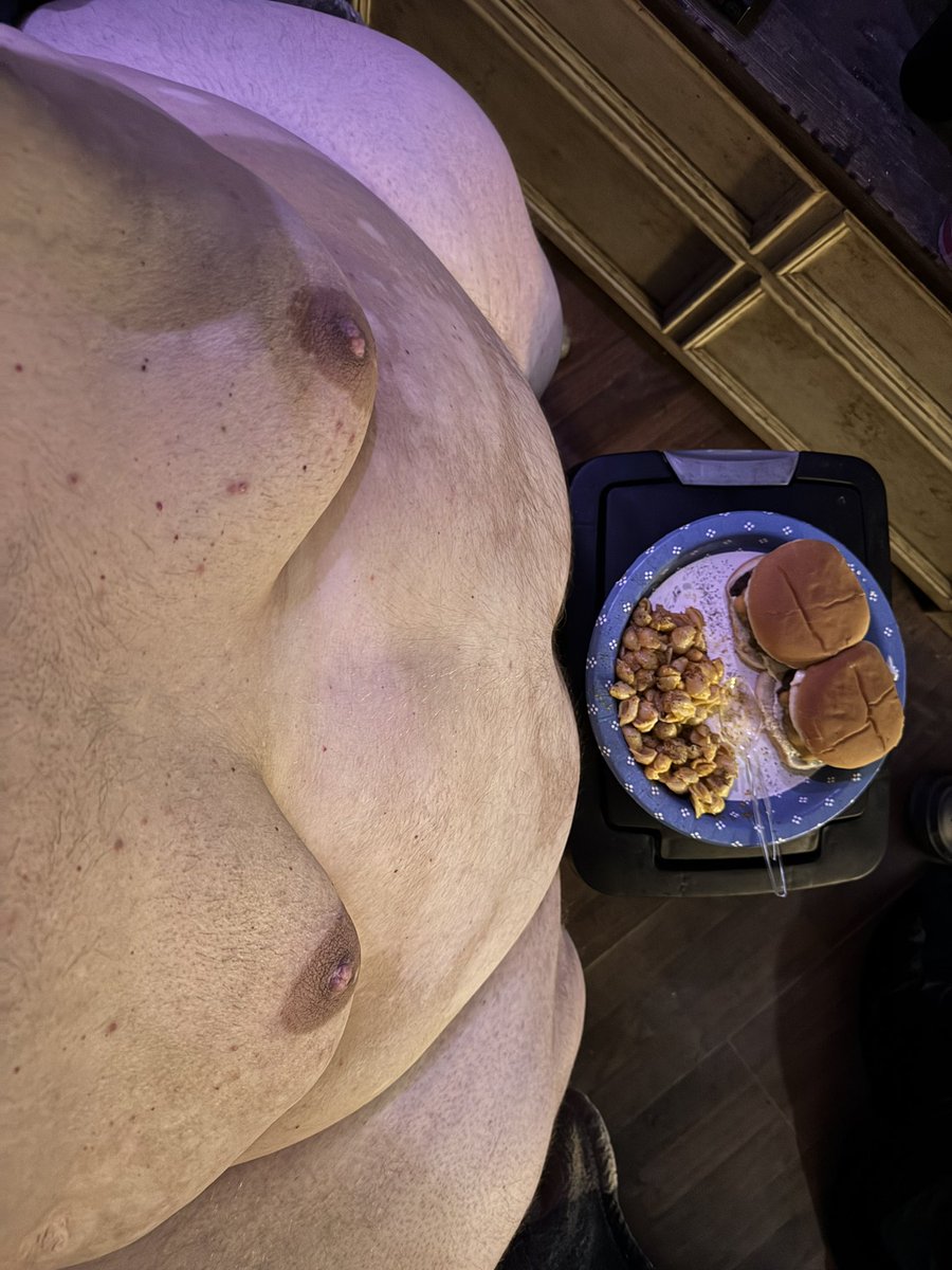 davyclink's tweet photo. little bedtime snack never hurt anyone. https://t.co/nVmocGWJUz
