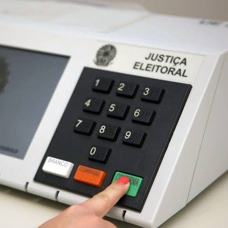 updatecultura's tweet photo. Lula sobre os funcionários dos EUA que tiveram os vistos NEGADOS pelo Itamaraty e que, segundo ele, vinham “FISCALIZAR” as urnas brasileiras:

“Ao invés de questionar nossa urna, eles deveriam pedir para a gente levar as urnas para eles fazerem uma eleição eletrônica para saberem que estamos no auge da modernidade eleitoral.”