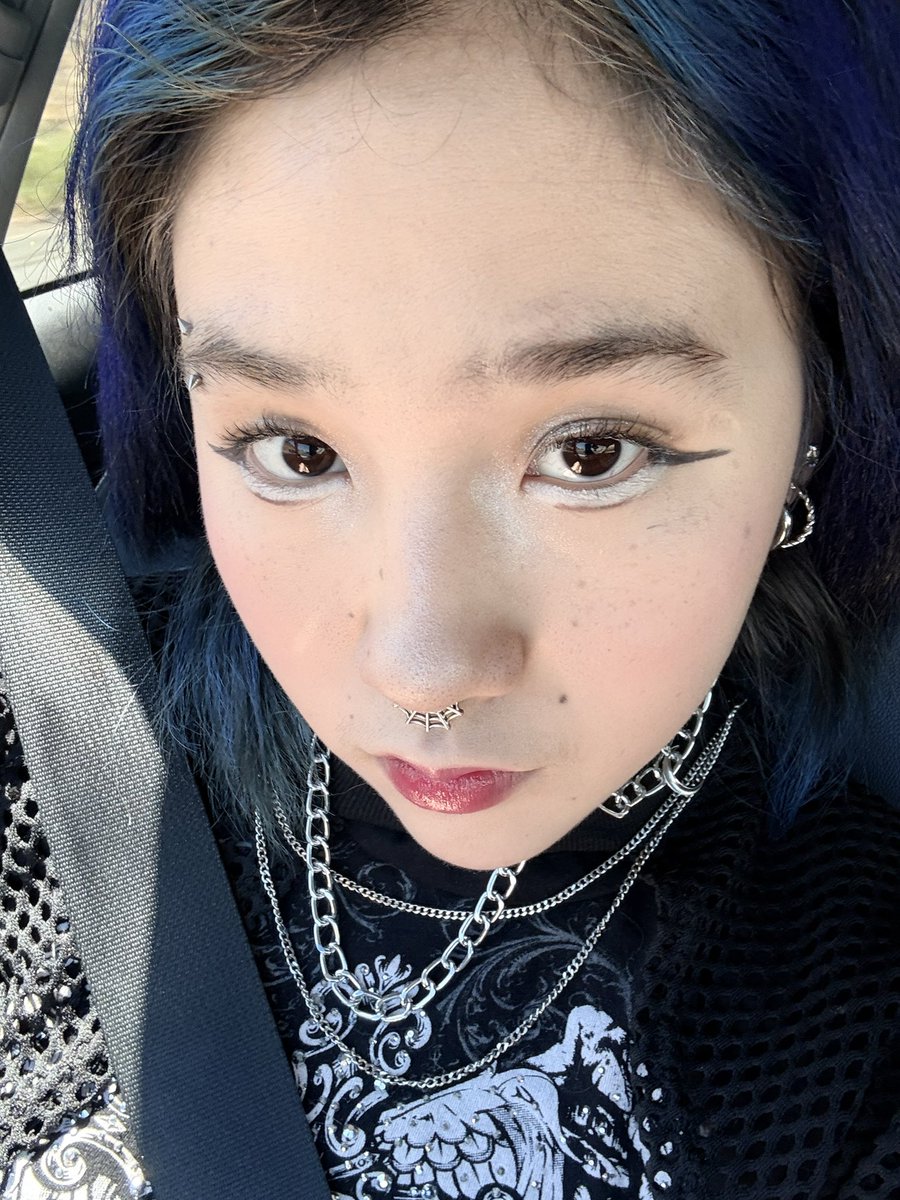 callmeyourles's tweet photo. big ol bug eyes https://t.co/N9Zw8YKRAS