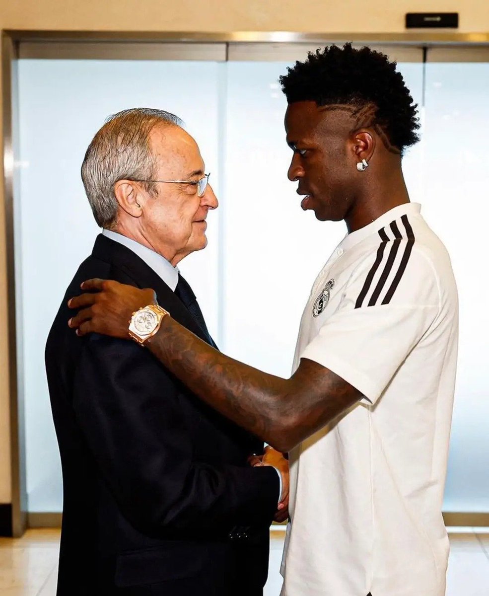 YasujiroOficial's tweet photo. Los madridistas que insultan a Vinicius en el dia de su renovación y que insultan al mejor presidente de la historia del Real Madrid, junto a don Santiago Bernabéu, por no haber fichado a un jugador del Atleti que va a acabar jugando en el Barcelona, de madridistas no tienen nada. Son personas tóxicas. Aficionados mediocres que no están a la altura del mejor club de la historia del fútbol. Y sí, los carnets de madridista los repartimos Florentino Pérez, José Mourinho, don @Pogue1976 y yo.