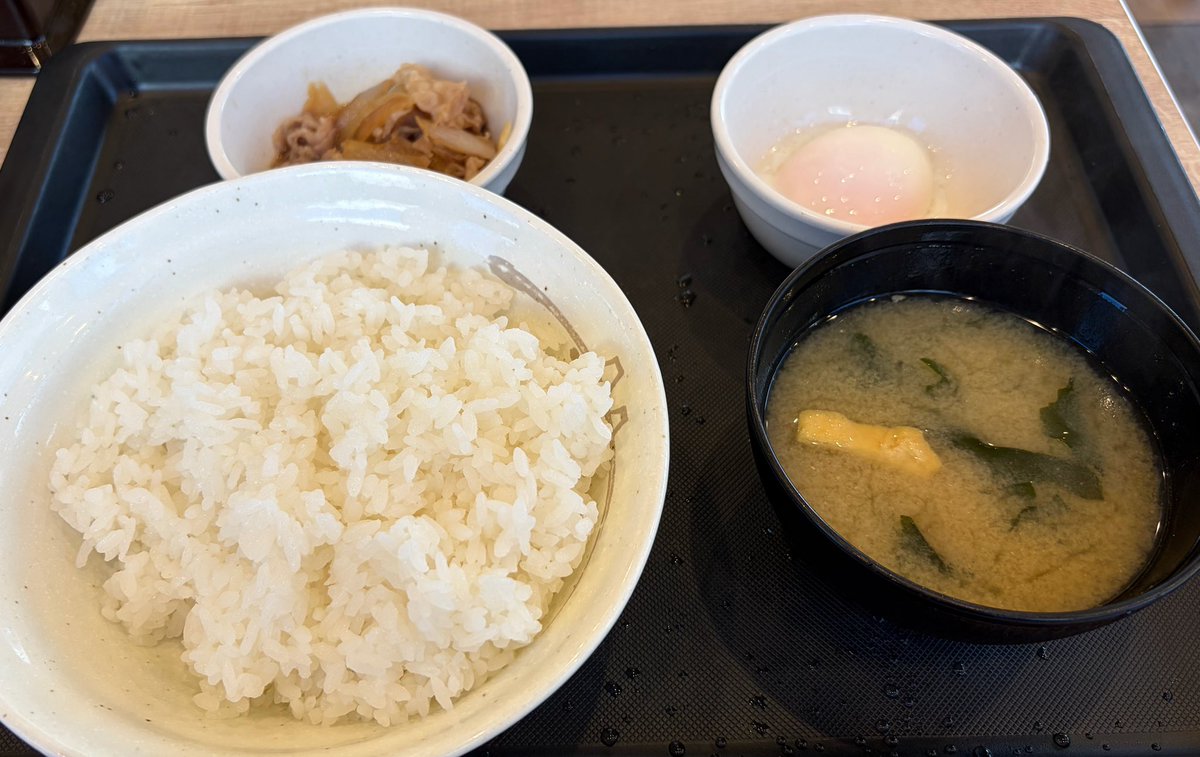 ssd54460's tweet photo. 松屋の卵かけご飯、温玉にもできるんだな https://t.co/tctWPo9IFo