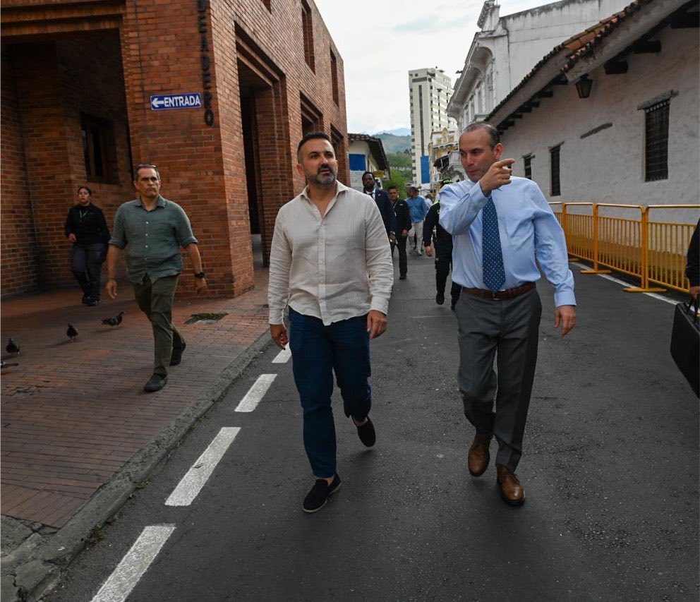 alejoeder's tweet photo. Mientras realizábamos este recorrido, recibimos la visita del embajador del Reino de España en Colombia, Santiago Jiménez Martín, con quien compartimos la historia de este emblemático edificio, junto a algunos de los lugares más representativos del Centro Histórico de Cali, como la iglesia La Merced, símbolo del patrimonio y la historia de nuestra ciudad.

Definitivamente, la posesión presidencial de @ABDELAESPRIELLA en Cali pone a nuestra ciudad en los ojos de Colombia y del mundo.