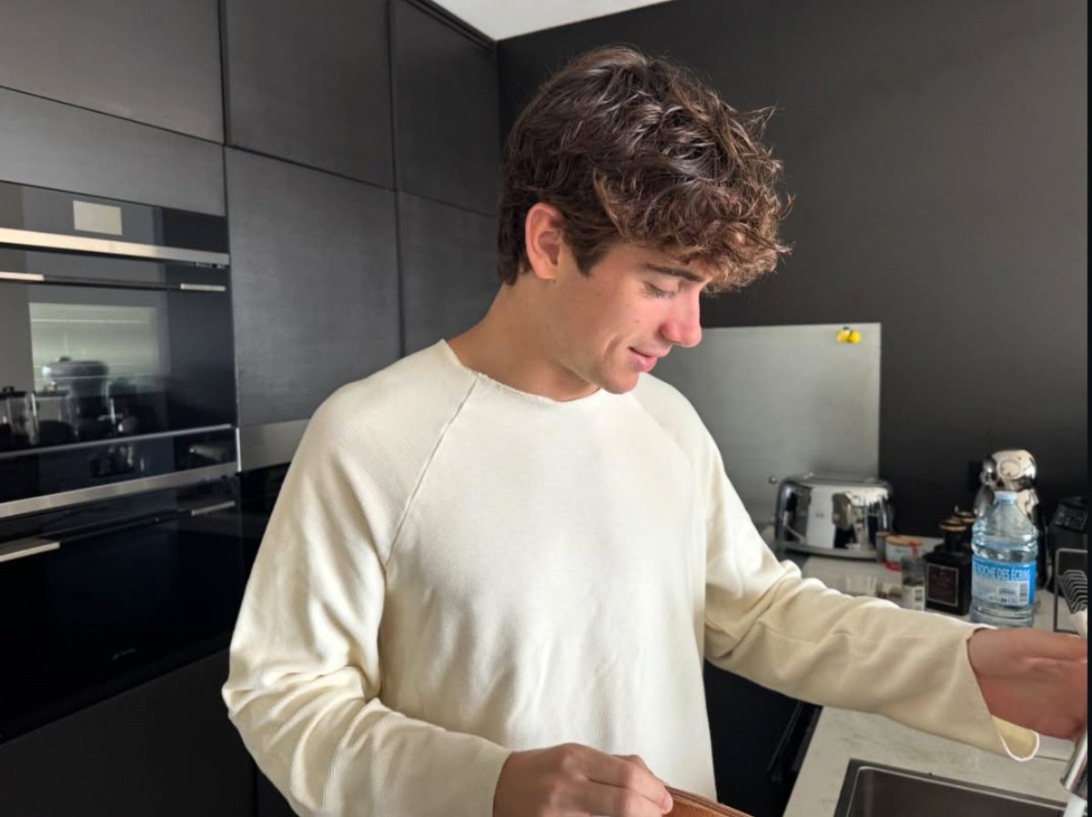 hl4tde's tweet photo. subía un montón de boyfriend material el solito dijo tomen ustedes pesadas que me reclaman !!! gracias genio seguí así https://t.co/eb93SYCkZo