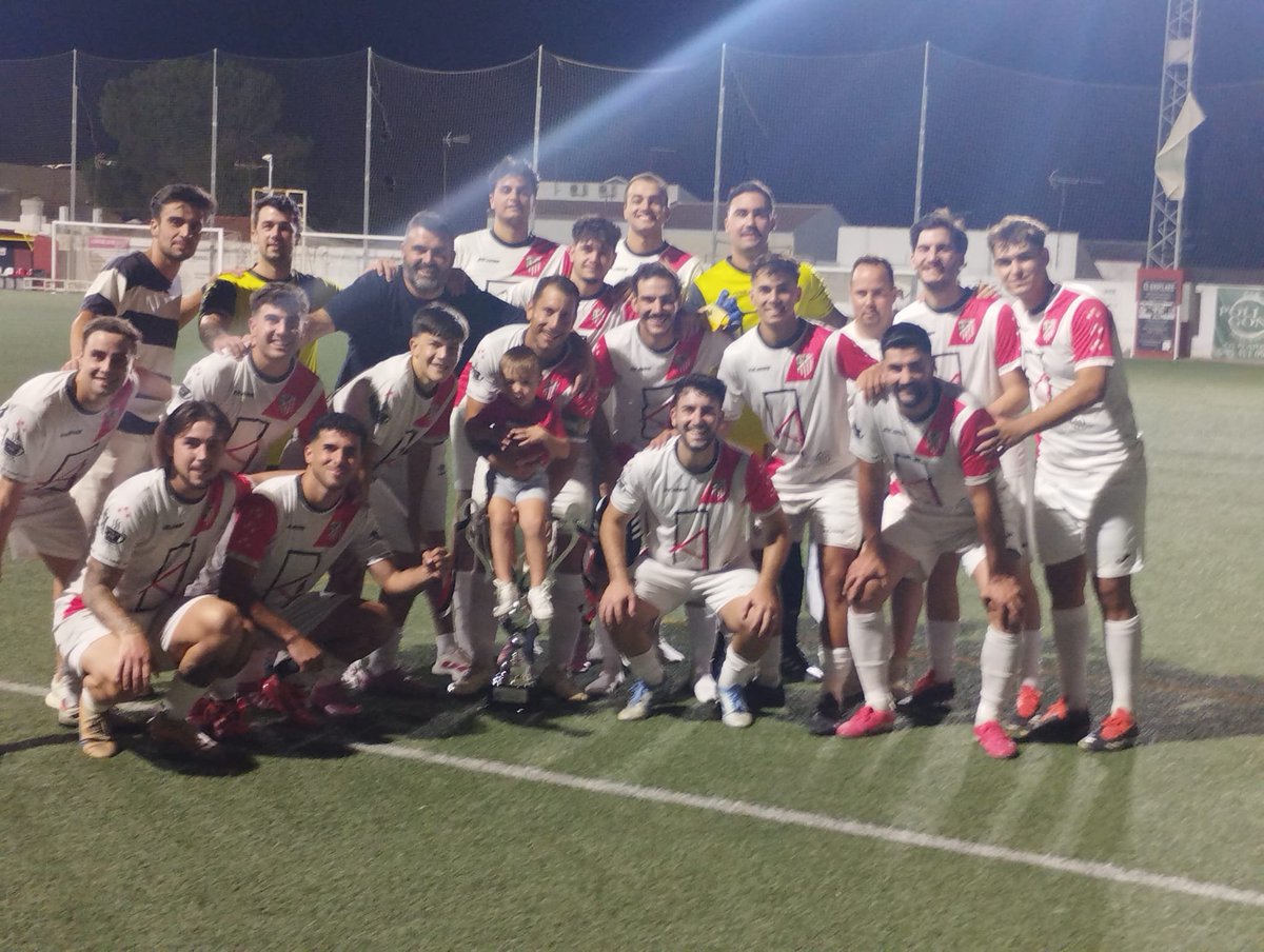 CAlbaida's tweet photo. ¡¡¡¡¡Y NOS LLEVAMOS EL TROFEO DE LAS NIEVES EN LAS COLONIAS!!!

Desde el Club Deportivo Albaida agradecemos públicamente al @olivarenseatletico por la invitación al Torneo de las Nieves un año más, les deseamos suerte en la temporada.

¡¡¡SEGUIMOS ALBAIDA!!! https://t.co/YTXrLUQgFC