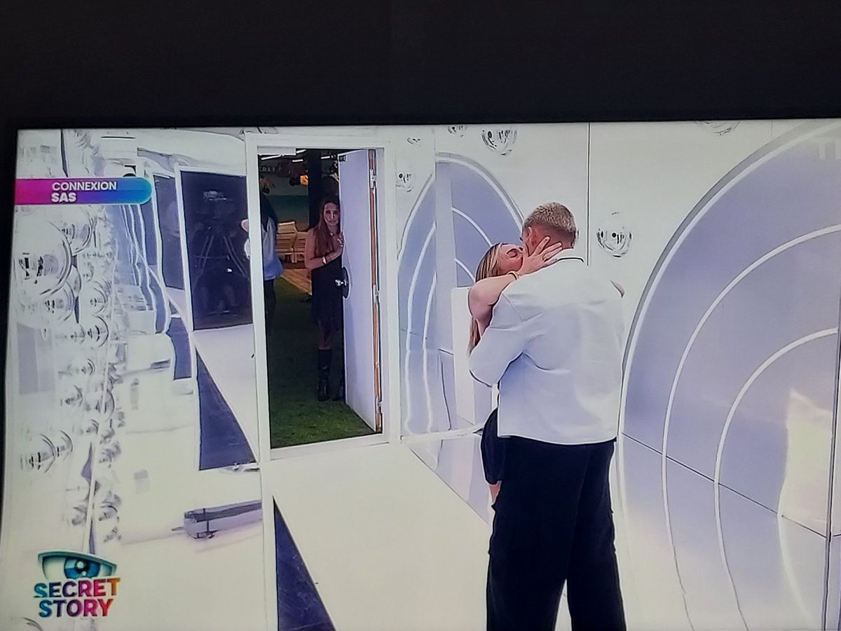 leyna_aurelia's tweet photo. Le vide dans le sas au départ d'Arthur ça me bute ils sont tellement en pierre 💀💀💀
#SecretStory https://t.co/jBP8Jrb4rZ
