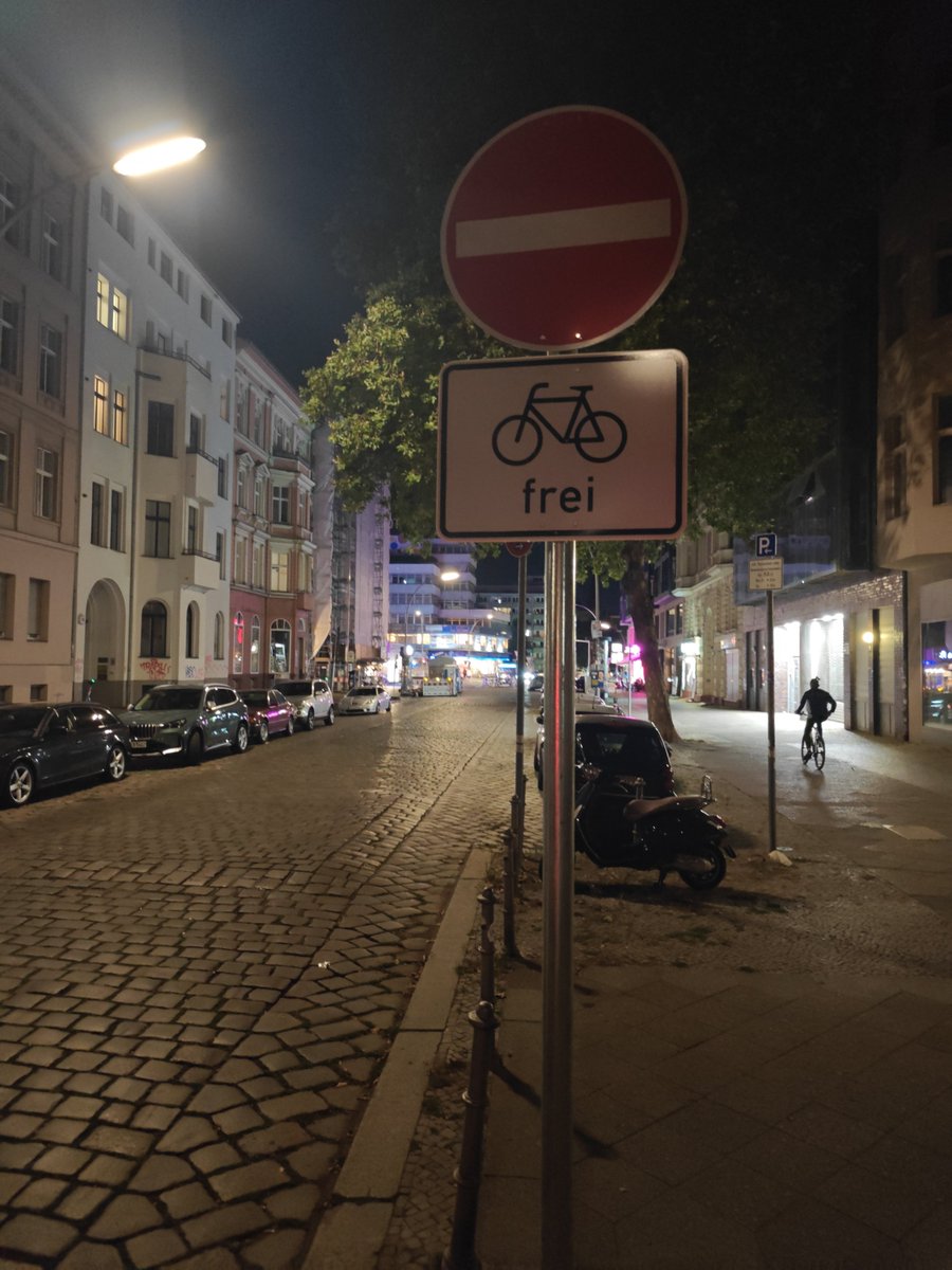 gazz030's tweet photo. @StefanEvers_Bln  welcher Mongo hat die kurfürstenstraße gesperrt? Stellungsname bitte?!!! https://t.co/aZchwxdl8L