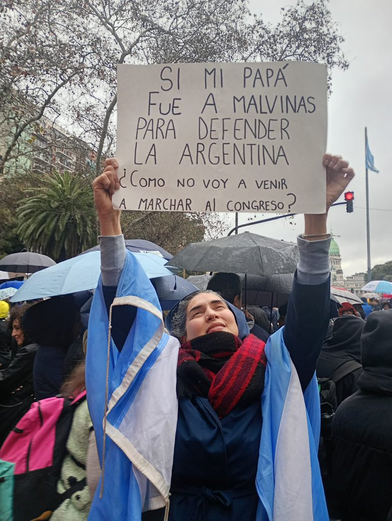 PresentesLatam's tweet photo. 🩵🤍🩵 La patria no se vende: “Si mi papá fue a Malvinas a defender la Argentina ¿Cómo no voy a venir a marchar al Congreso?” https://t.co/RfoFxYbnY5