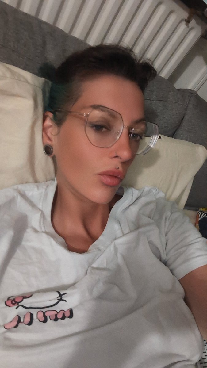 elodiednb's tweet photo. Bonne nuit les lopettes https://t.co/2Tc5CVnKKA