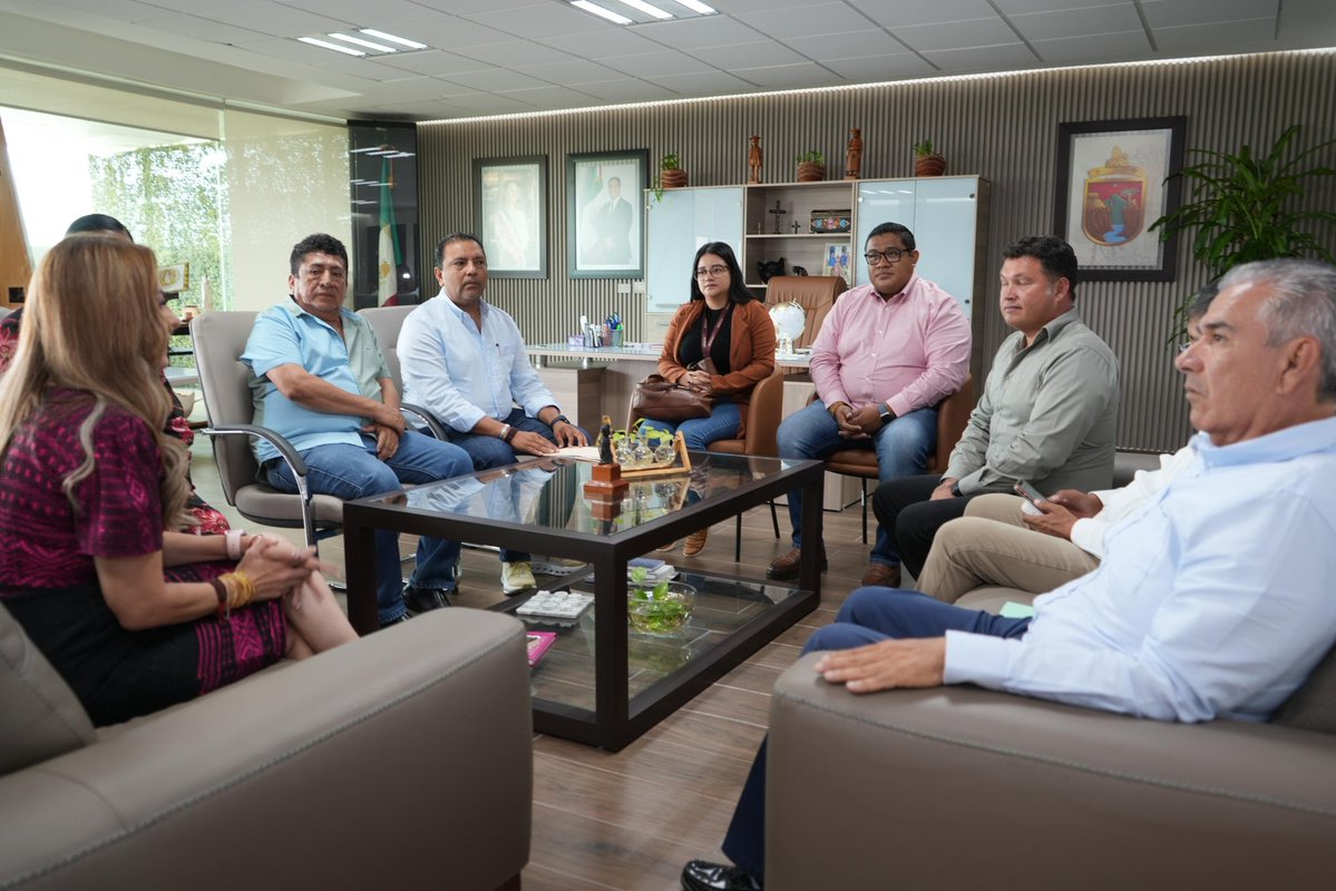SGGMChiapas's tweet photo. Siguiendo la instrucción de @ramirezlalo_ de fortalecer los servicios públicos mediante la coordinación institucional, @Dulce_MRO , recibió a presidentas y presidentes municipales de las regiones Istmo-Costa y Soconusco para dar seguimiento a la agenda con la CFE. https://t.co/zSWAXLq35f
