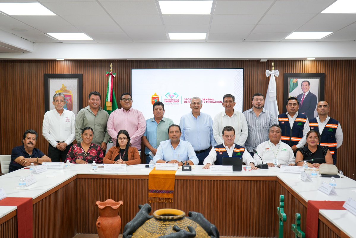 SGGMChiapas's tweet photo. Siguiendo la instrucción de @ramirezlalo_ de fortalecer los servicios públicos mediante la coordinación institucional, @Dulce_MRO , recibió a presidentas y presidentes municipales de las regiones Istmo-Costa y Soconusco para dar seguimiento a la agenda con la CFE. https://t.co/zSWAXLq35f