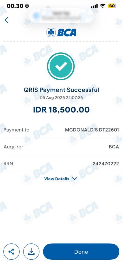 txtharihariWNI's tweet photo. Dear mcdonaldsid

Saya nggak bayar tukang parkir saat drive thru, kenapa mobil saya harus dibaret?

Kronologi:

Jam 22.07 saya beli es krim lewat drive through McD Sunter.

Pas keluar dan belok kiri, saya diarahkan oleh tukang parkir. Padahal sebenarnya saya sudah bisa belok sendiri, tapi posisi saya seperti dihadang dari depan.

Setelah jalan, saya tidak membayar parkir karena berpikir saya hanya menggunakan layanan drive through.

Memang setelah sudah belok, pasangan saya sempat mendengar suara, tapi saya tidak terlalu ngeh saat itu.

Jam 22.43, setelah sampai rumah saya penasaran dan mengecek mobil.

Ternyata ada baret di bagian kanan belakang mobil. Saya coba lap, tapi tidak hilang.

Seharian mobil juga hanya berada di kantor.

Akhirnya saya kembali ke McD.

Bapak yang ada di video memberikan banyak alasan, katanya ada dua orang yang jaga. Padahal sebelumnya dia bilang sudah tukaran shift dari jam 7 dan sejak jam 7 hanya dia yang jaga.

Ternyata, berdasarkan penjelasan manager McD, tukang parkir tersebut merupakan bagian dari ormas sekitar dan bapak itu baru sekitar seminggu bekerja di sana secara tidak resmi.

Saya cuma mau beli es krim 😭

Tukang parkir seperti ini yang akhirnya bisa merugikan usaha. Yang kena dampaknya bukan cuma customer, tapi juga pihak McD.

Apalagi kalau memang area tersebut tertulis parkir gratis, kenapa harus ada paksaan seperti ini?

Membawa-bawa alasan "orang kecil" juga bukan pembenaran. Usaha kecil saya seminggu belum tentu sebanding dengan pemasukan parkir yang didapat setiap hari.

Terima kasih untuk bapak manager yang sudah membantu menangani masalah ini.

Tolong jangan anggap normal membayar parkir kalau memang tidak ada aturan atau permintaan resmi dari pihak terkait.

Menurut kalian, bagaimana seharusnya sikap customer kalau mengalami kejadian seperti ini?