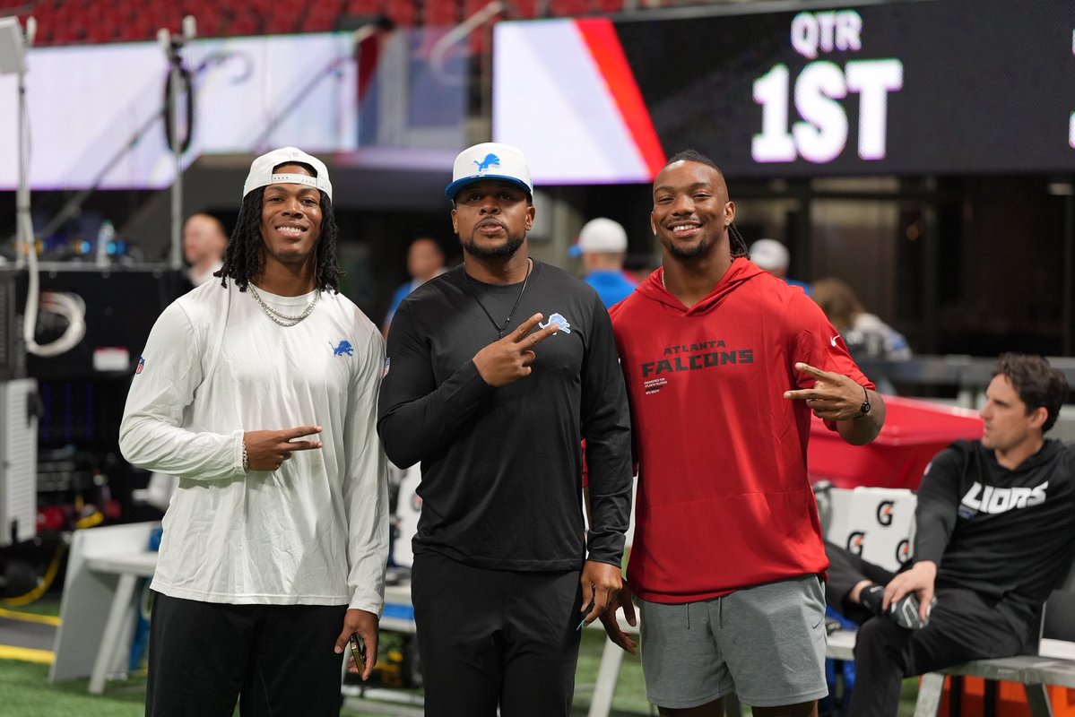 coachchoice's tweet photo. To my guys that have changed how the rb position is played  and valued . All the kids that play the warrior position now know the standard and the expectation to be called a rb. Two living legends that have made history 🙏🏽God is good https://t.co/YmgUA6XiyQ