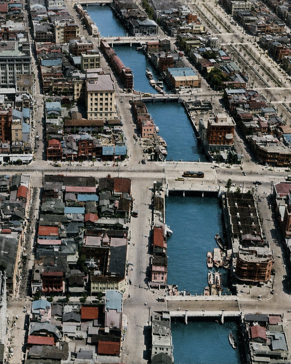 ginza_boy2021's tweet photo. 1930年代半ば（昭和8〜11年頃）の銀座。
今では想像もつきませんが、銀座には運河が流れ囲まれている街でした。中央通りを歩く人々、橋を行き交う船、そして低層の街並み。空から見ると、銀座は「水の都」だったことがよく分かります。 https://t.co/Ic46ommQci