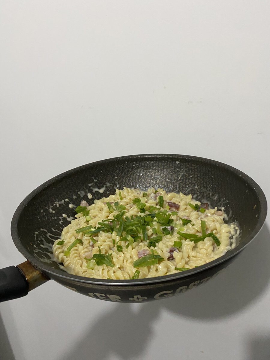 Euletherius's tweet photo. provando ser extremamente funcional fiz um macarrão ao molho branco com bacon e cebolinha pra janta https://t.co/pA9JlQvEJk