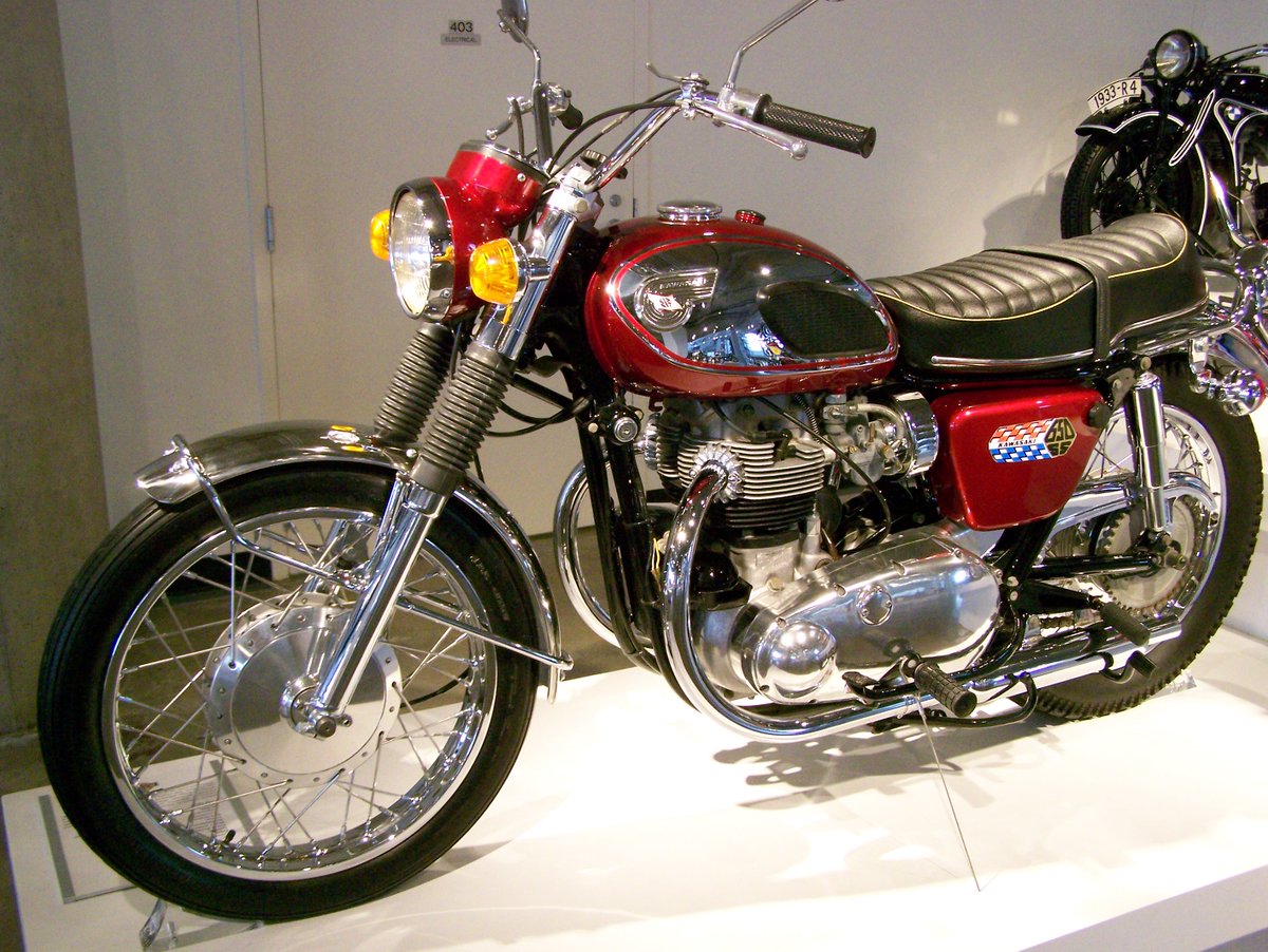 Moto_History's tweet photo. The 1966 Kawasaki W 650 was a large Japanese bike copied from the BSA A 7/10 twins. These were beauties but few bought them. #japanesemotorcycles #kawasaki #touringmotorcycles #britishstyle #motorcycleenthusiasts #motorcycleriders #motorcyclist #motorcyclists https://t.co/84QAHHIJcH