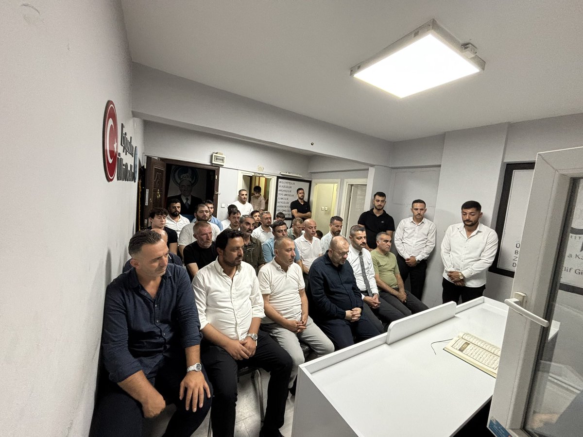SametKaragl25's tweet photo. Milliyetçi Hareket Partisi Eyüpsultan İlçe Başkanımız Sn. Yenal Yığrık ve yöneticilerinin de katılımı ile, geçtiğimiz günlerde hakkın rahmetine kavuşan Atilla İlhan ağabeyimiz için Kuran-ı Kerim tilaveti gerçekleştirip, dualar ettik. Allah, ömrünün her anında Ocağımızın derdi ile dertlenen ve hiç bir zaman bizi yanlız bırakmayan kıymetli ağabeyimizin mekanını cennet eylesin.