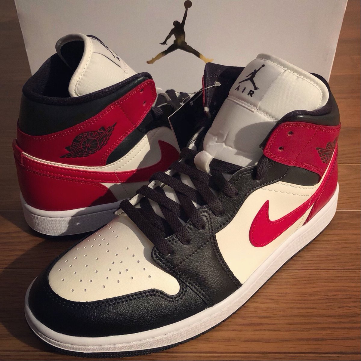 SATORU02709164's tweet photo. 【 NIKE / JORDAN BRAND 】

AIR JORDAN 1 MID
"Sail/Off Noir/White/Gym Red"

#AIRJORDAN1MID #エアジョーダン1MID #エアジョーダン1ミッド #JORDANBRAND #ジョーダンブランド https://t.co/2IaLBPPTTT