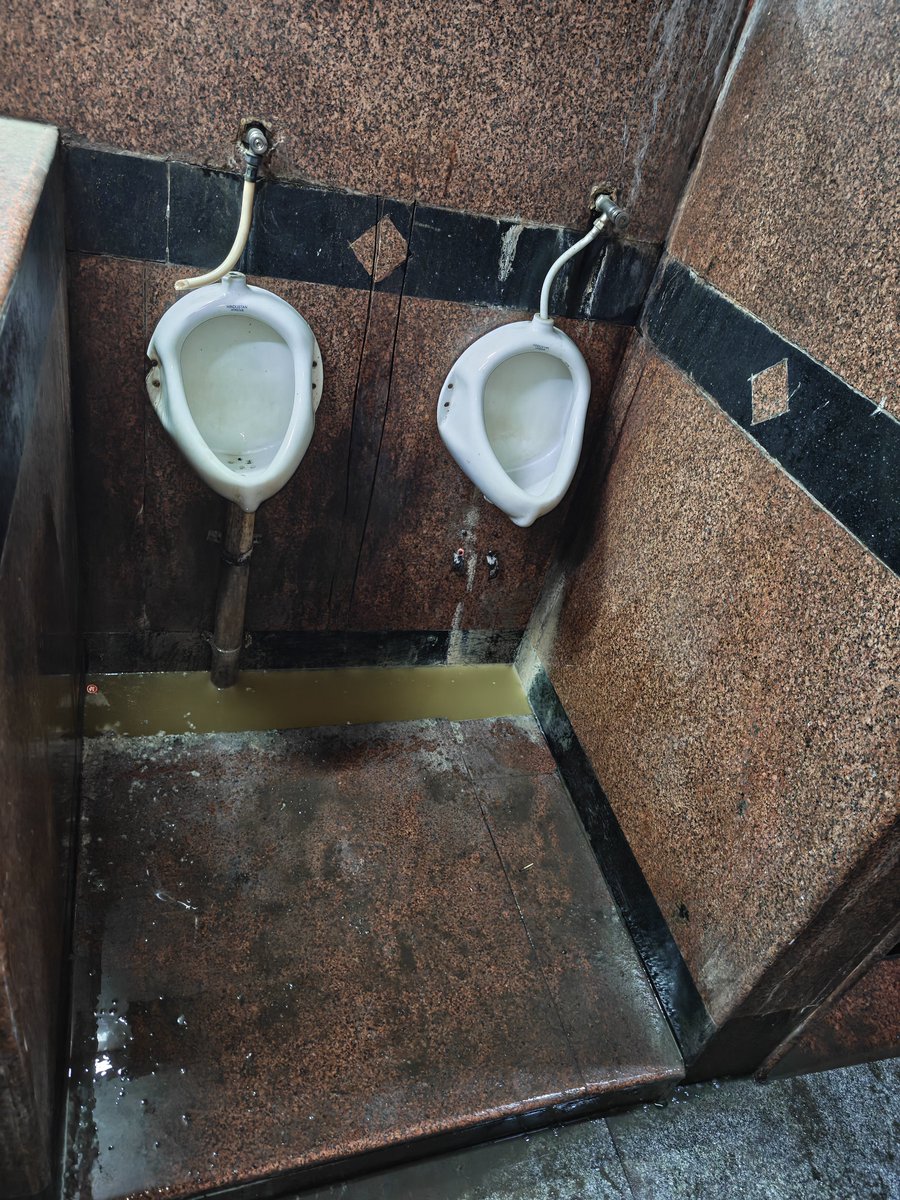 sushmitvits09's tweet photo. @AshwiniVaishnaw @drmpune @RailMadad Pathetic washroom condition at Pune Railway Station, Platform No. 6. Forget about using it—even standing nearby is unbearable. If this is the Railways' version of "Swachh Bharat," then the campaign clearly doesn't extend to the washrooms. https://t.co/iVuex7Y1rQ