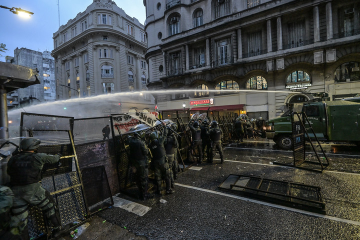 clarincom's tweet photo. DOS AGENTES HERIDOS

Un prefecto y un gendarme resultaron heridos en los incidentes ocurridos en la marcha frente al Congreso.

El prefecto fue atendido en el lugar y el gendarme fue trasladado al Hospital Churruca por un piedrazo en la cabeza, informaron fuentes policiales.

(+) en Clarín: https://t.co/OO5jPo06iI