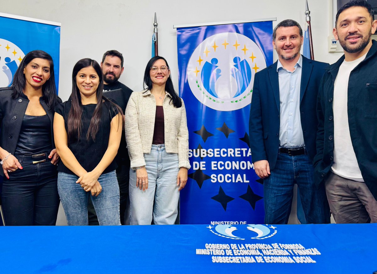 MinEcoFsa's tweet photo. Se inició el ciclo de capacitación en economía social para docentes de escuelas agrotécnicas 👏

La propuesta es organizada por el Ministerio de Economía, Hacienda y Finanzas mediante la Subsecretaría de Economía Social y cuenta con reconocimiento oficial y puntaje docente otorgado por el Ministerio de Cultura y Educación.

Con la apertura a cargo del Director de Asociativismo de la Subsecretaría de Economía Social, Cr. Javier Capra; se dió inicio al ciclo de encuentros del curso "Cooperativismo, Mutualismo y Consorcios de Cooperación como estrategias de desarrollo territorial en Formosa"; dirigido a docentes que culminaron el trayecto "Certificación Docente en Cooperativismo y Mutualismo Escolar 2026".

Esta iniciativa reafirma el compromiso de la Provincia con una política de Estado que impulsa la articulación entre educación, comunidad y producción, fortaleciendo la economía social como motor de inclusión, desarrollo local y arraigo territorial

#Formosa #EconomíaSocial #Cooperativismo