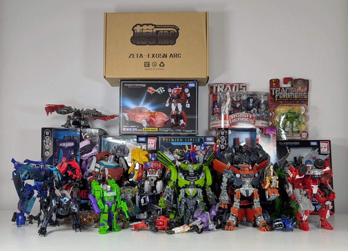 BoldimusPrime's tweet photo. @tfnationltd Very pleased with my haul, first time going to TFNation and it was so much fun, eager to go again.
Spent quite a bit, but happy to support Toy-Fu and the other sellers! https://t.co/1uEfY6HNE4