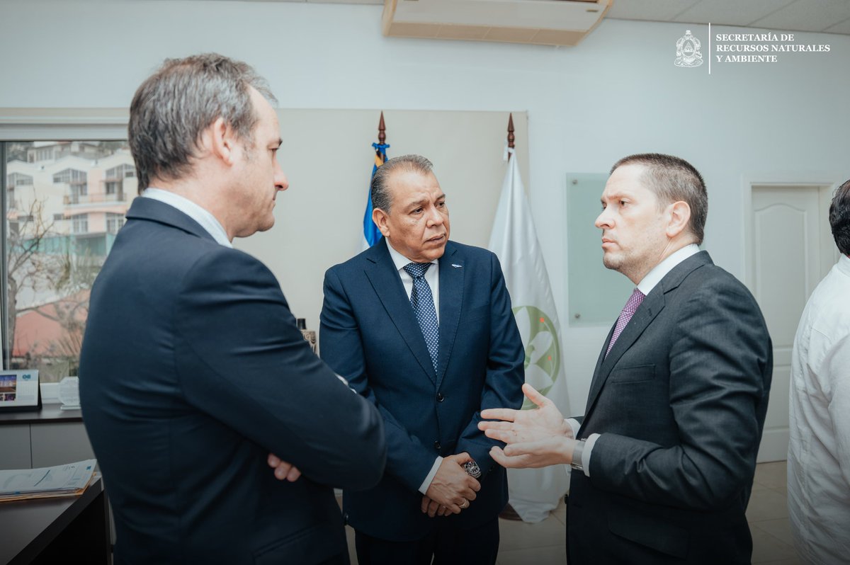 sernaHN's tweet photo. 🇭🇳🤝🇪🇸 Honduras y España consolidan una agenda ambiental para impulsar el desarrollo sostenible

La cooperación entre Honduras y España continúa fortaleciéndose con una visión compartida de desarrollo sostenible. Siguiendo ese objetivo, el ministro Juan Carlos Ramos sostuvo una reunión con el embajador de España en Honduras, D. Guillermo Escribano Manzano; la Segunda Jefatura, D. Guillermo López, y el equipo de la Oficina de Cooperación Española en Honduras, para consolidar una agenda de trabajo conjunta orientada a la protección de los recursos naturales, la acción climática y el bienestar de la población hondureña.