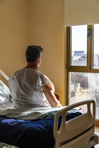 CerfiaFR's tweet photo. 🇬🇧💀 INSOLITE | Un homme de 26 ans a été arrêté après s’être déguisé en « Faucheuse » et être monté sur le toit d’un hôpital au Royaume-Uni, où il fixait patients, visiteurs et employés avec une longue lame à la main.

Quatre véhicules de police et les pompiers ont été mobilisés pour le faire descendre. Il a finalement écopé d’une amende après avoir plaidé coupable pour avoir causé des troubles dans l’enceinte de l’hôpital. (Mirror)