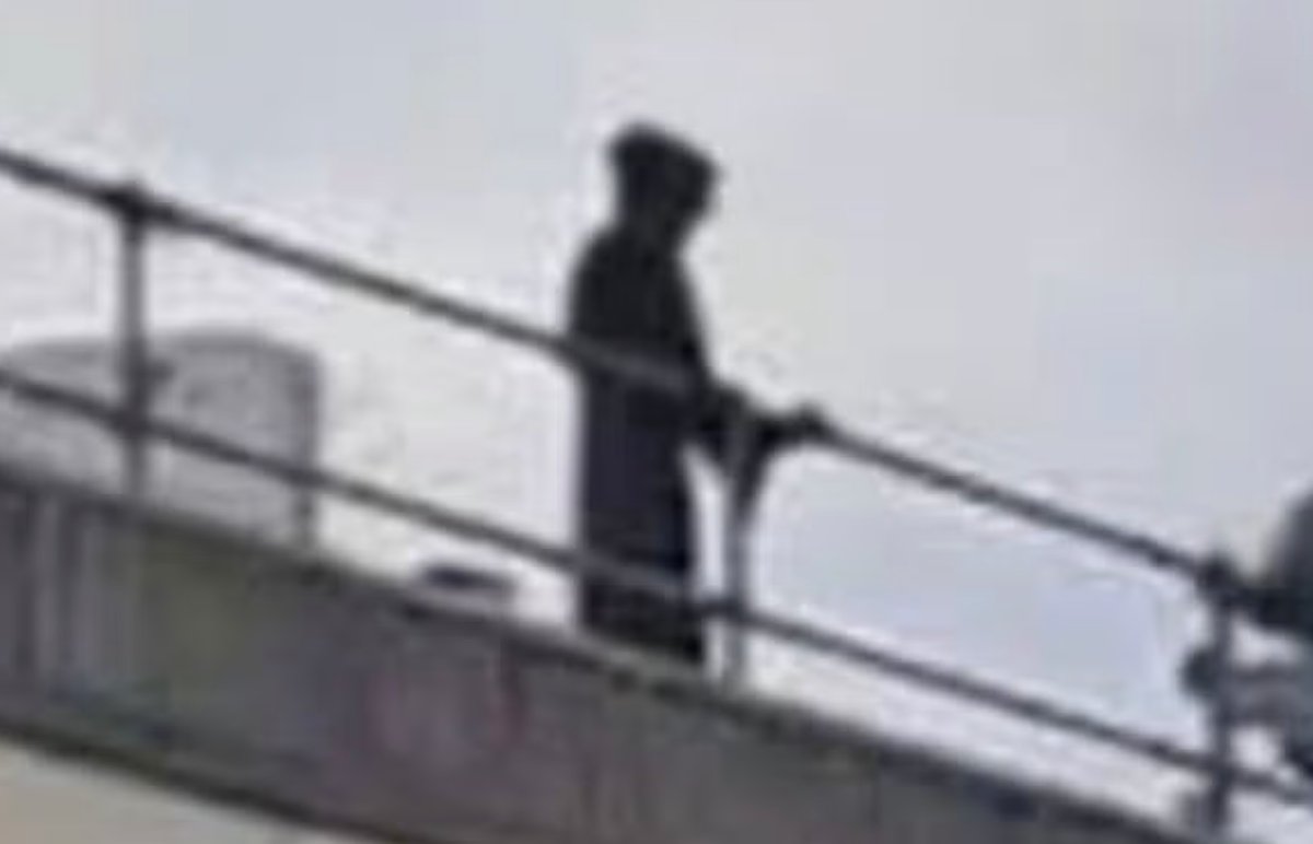 CerfiaFR's tweet photo. 🇬🇧💀 INSOLITE | Un homme de 26 ans a été arrêté après s’être déguisé en « Faucheuse » et être monté sur le toit d’un hôpital au Royaume-Uni, où il fixait patients, visiteurs et employés avec une longue lame à la main.

Quatre véhicules de police et les pompiers ont été mobilisés pour le faire descendre. Il a finalement écopé d’une amende après avoir plaidé coupable pour avoir causé des troubles dans l’enceinte de l’hôpital. (Mirror)