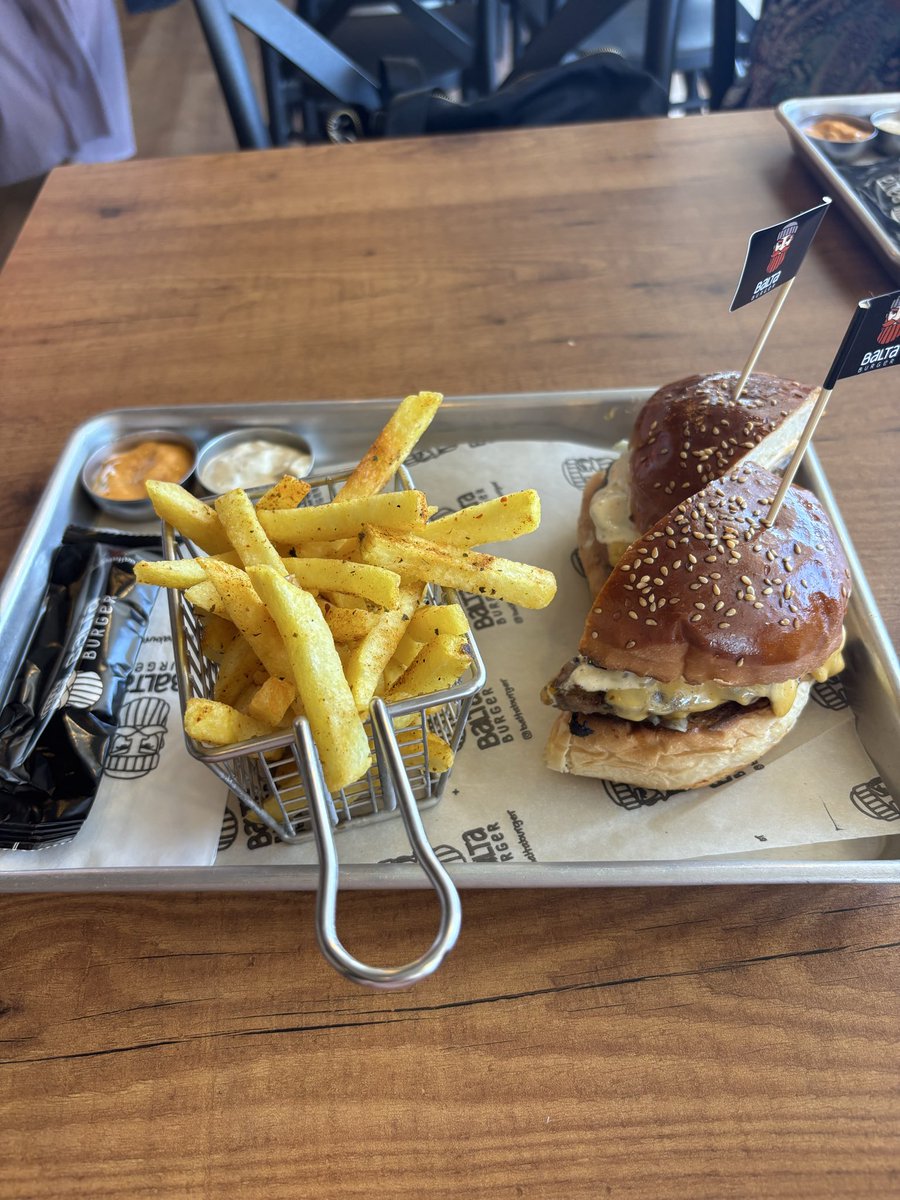burc517's tweet photo. Jordan, Hamburger ve deniz https://t.co/DSW04vqlCl