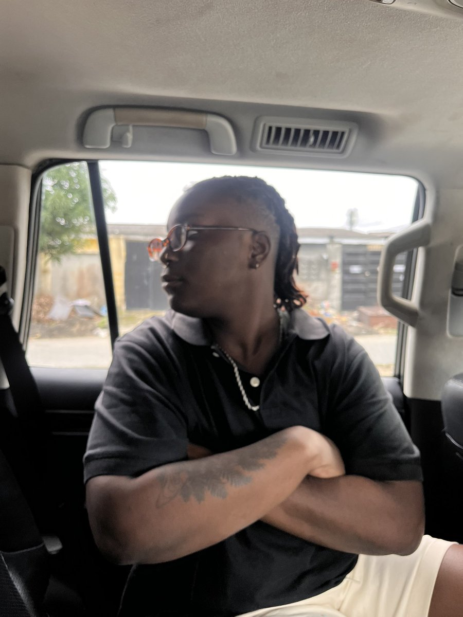 Caspietheghoul's tweet photo. Every once in a while I go back home to cosplay a rich playboy #nigerianstud https://t.co/sXYbzC3kSk