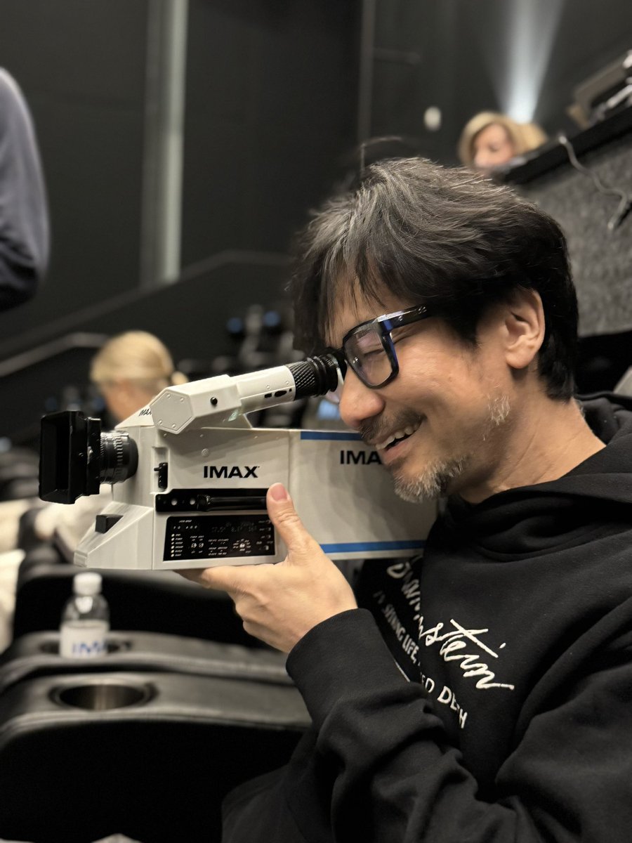 Kojima_Hideo's tweet photo. ”デヴィッド・キーリー・シアター“で、ノーラン監督の「オデッセイア(全編IMAX®フィルムカメラ撮影)」を“70mm”フィルムIMAX® 上映で観た。いや、スクリーンを”観た“というより、ずっとそこに”いた“! 、“目撃した！ ”という感覚。この衝撃は、小学生の時、初めて“大阪OS劇場”の“シネラマ”上映を観た時に近い。当時、ブラウン管に観慣れていた体験とは、まるで違う臨場感だった。あの時の感慨を思い出した。日本語字幕がなかったのも、良かったのかもしれない。お話の構造は、子どもの頃から、カーク・ダグラス版(1954)やいくつかの白黒版を観て育ったので、理解していたのだが、これはまた違う体感だった。僕にとっての、まさに観たことのない未体験”“オデッセイア（Odyssey）“だった。”アスペクト比1.43:1 “という巨大なスクリーン・レイアウトであるにも関わらず、俳優たちの表情に何処までも近づき、浅い“被写界深度”で、彼らの感情を深く捉え、“プルフォーカス”で細部に切り替え、彼らの苦悩と運命を執拗に追い続ける、ノーランとホイテマの絵創り。その解像度に耐え得る豪華俳優たちの迫真の演技。本作においても、タイムライン上を緻密に時間を交差する、ノーラン節も健在。それらが誰もが知る“古典叙事詩”を等身大の人間ドラマに昇華していたと言える。素晴らしかった。９月の日本公開時には、デジタルIMAX® になるが、もう何回か観に“帰還”するだろう。
