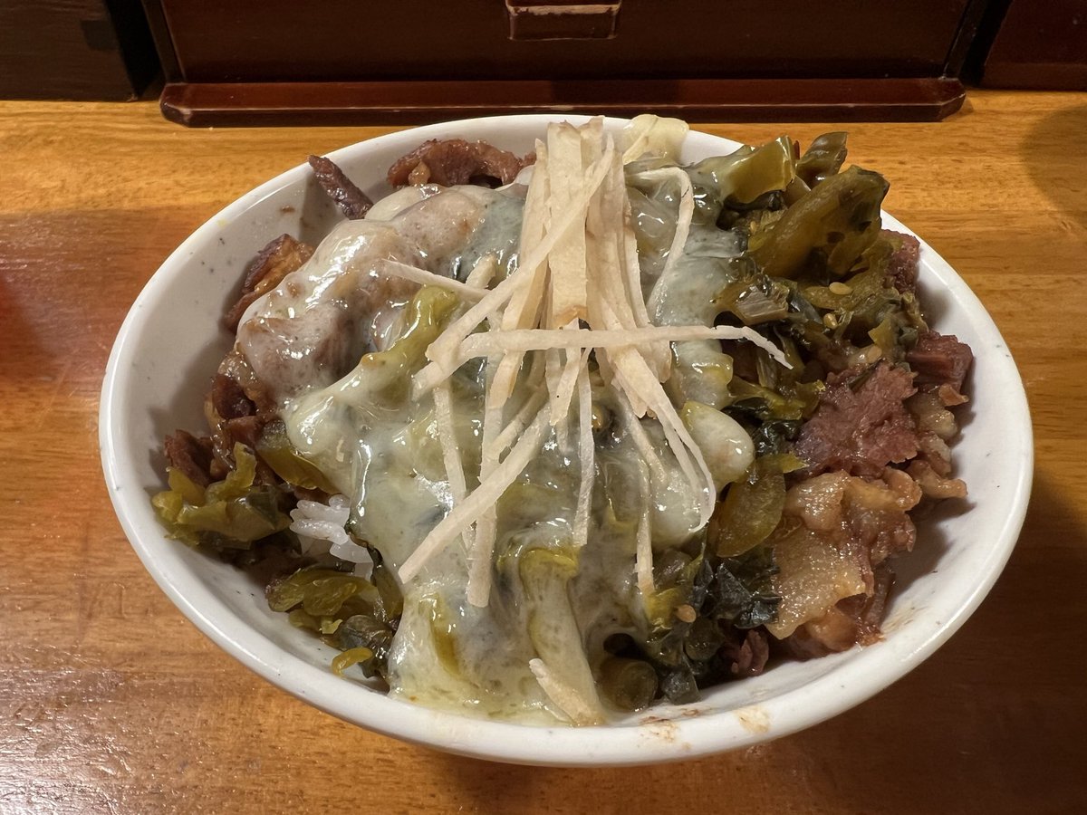 asshida's tweet photo. 水曜夜は50杯以上なら夜もあるかなって事で💁‍♂️

豚骨らーめん れん＠伊勢崎市

が、狙いは売り切れ😭も、無問題‼️
魚介豚骨ラーメン
魯肉飯高級チーズのせ

約20年前にまたおま系と言われていた旨味の強い動物系と香りの強い魚介系の組み合わせた豚魚はすげぇ美味かった😍魯肉飯最高🙌
ご馳走様でした🙏 https://t.co/Uf5ZQj5FfQ
