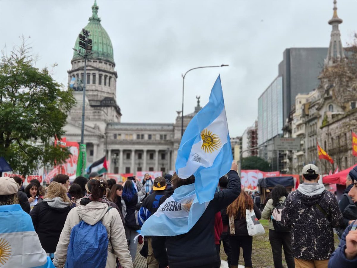 provincia1270's tweet photo. #InformaProvincia 👉Así se manifestó la gente en las inmediaciones del Congreso para expresar su rechazo al proyecto de Ley de Inviolabilidad de la Propiedad Privada mientras el Senado lo trata en el recinto.
📸 Fotos: @camicasarico
🎙️ Móvil: @RisoBalvidares
#TuRadio📻 https://t.co/g2Hl3n10Lh